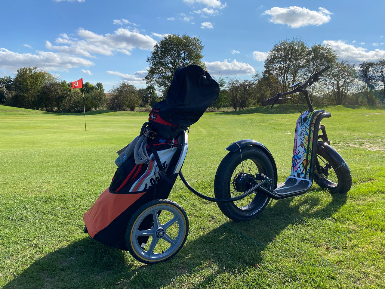 Trottinette avec sac de golf sur un parcours de golf | Trottinettes du Forez